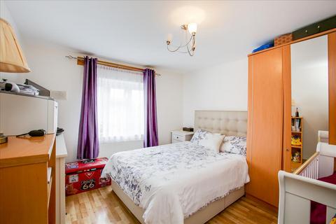 4 Acorn Gardens, London, W3 6UH