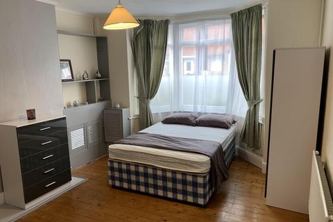 4 bedroom terraced house to rent, Lower Regent Street, Beeston, NG9 2DD