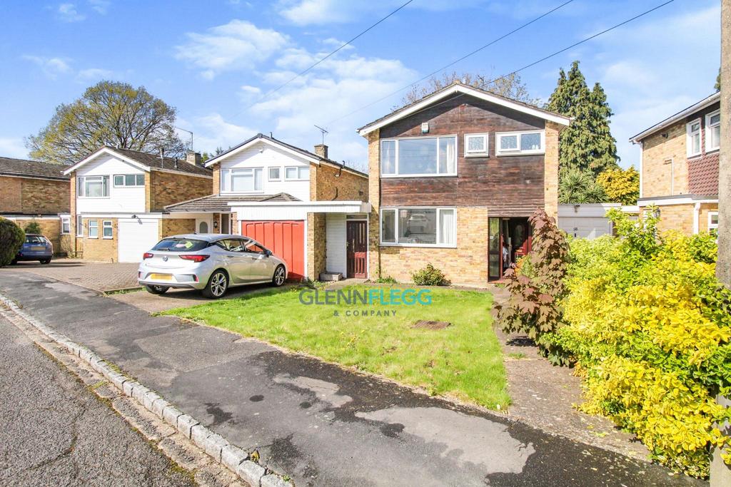 St Peter's Close, SL1 7HT 3 bed detached house for sale £575,000