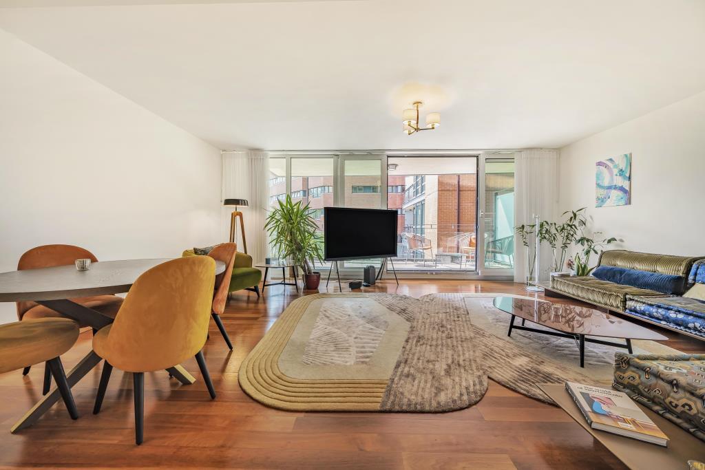 Living Area/Dining Area