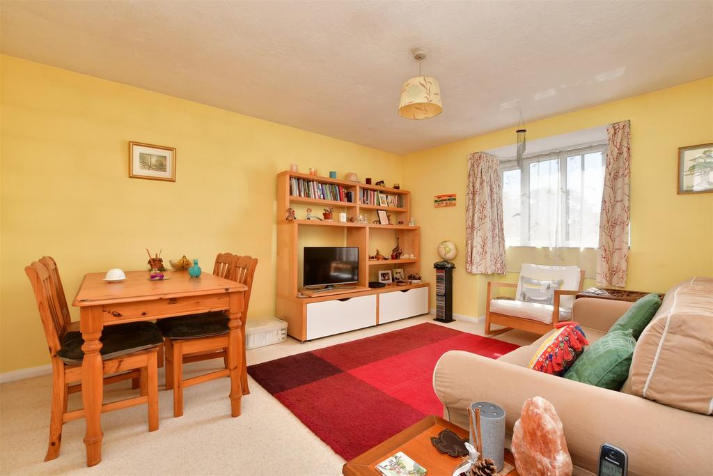 Abbotsbury Court, Horsham, West Sussex 2 bed flat £250,000