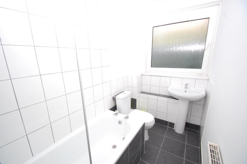 Dundee Drive, Cardonald, Glasgow, G52 2 bed flat to rent £795 pcm (£