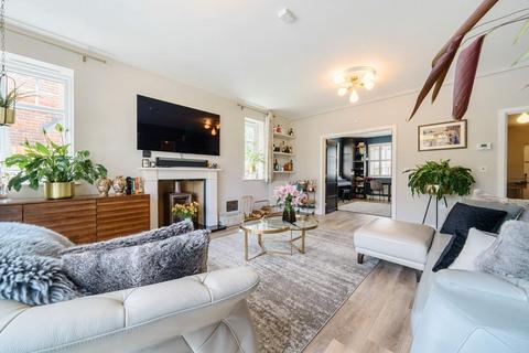 6 Daborn Close, West End, Woking, GU24 9FZ