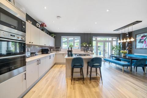 6 Daborn Close, West End, Woking, GU24 9FZ