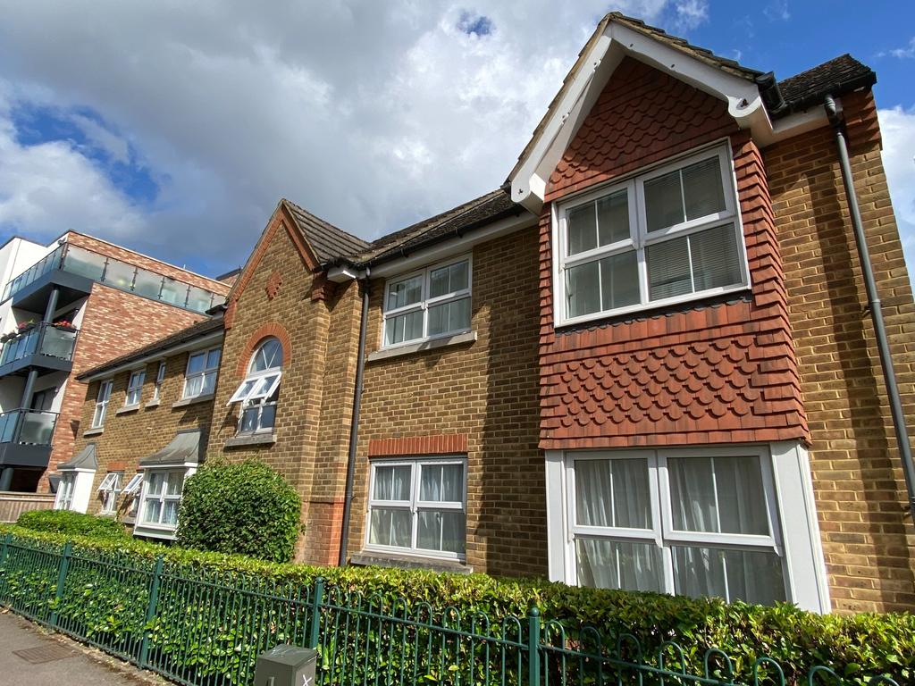 WOKING 2 bed flat for sale £259,950