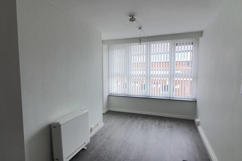 Studio to rent, Flat 21, Bank House, Church Street