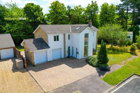 4 bedroom detached house for sale - Hollies Close, Royston