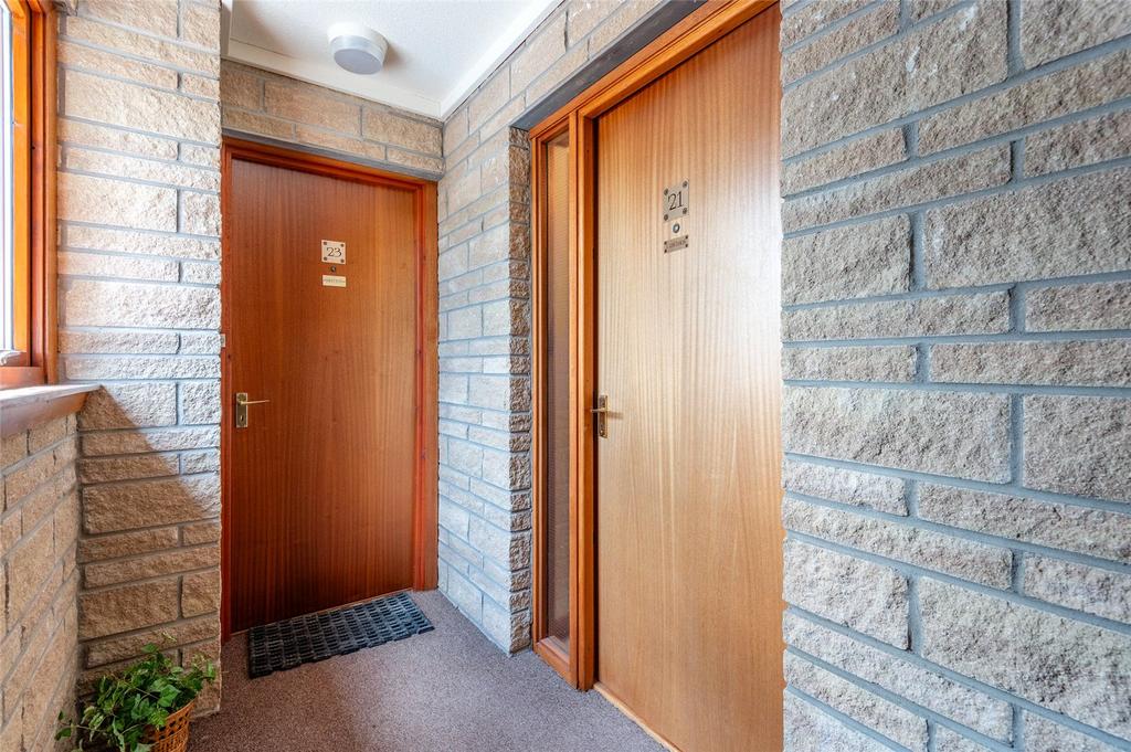 21 Knockard Avenue, Pitlochry, PH16 2 bed flat £750 pcm (£173 pw)