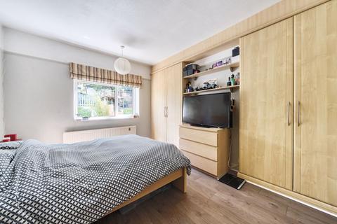 25 The Vale, Coulsdon, CR5 2AU