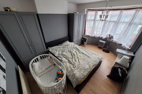 58 Reynolds Avenue, Chadwell Heath, Romford, RM6 4NS