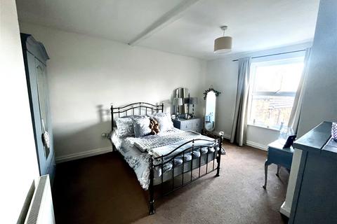 2 bedroom end of terrace house for sale, High Street, Cleckheaton, West Yorkshire, BD19