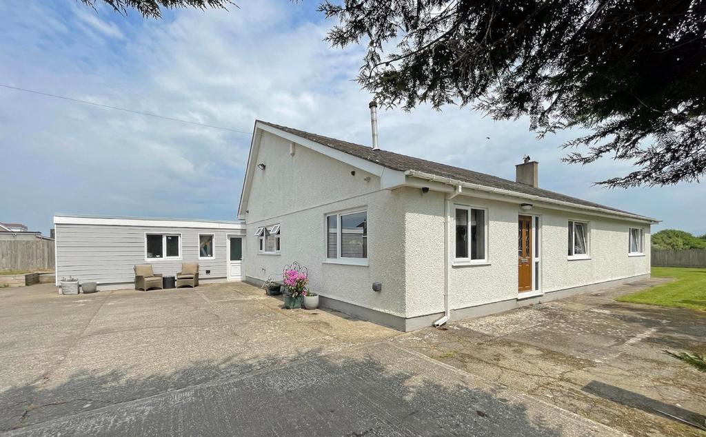 Dinas Dinlle, Caernarfon, Gwynedd, LL54 3 bed bungalow for sale £415,000