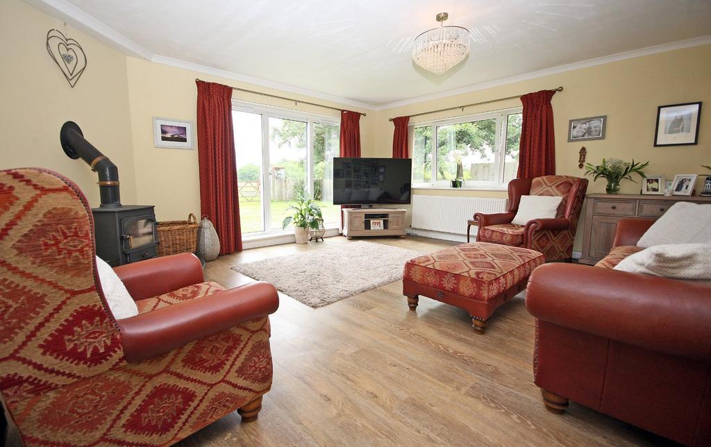 Dinas Dinlle, Caernarfon, Gwynedd, LL54 3 bed bungalow for sale £415,000