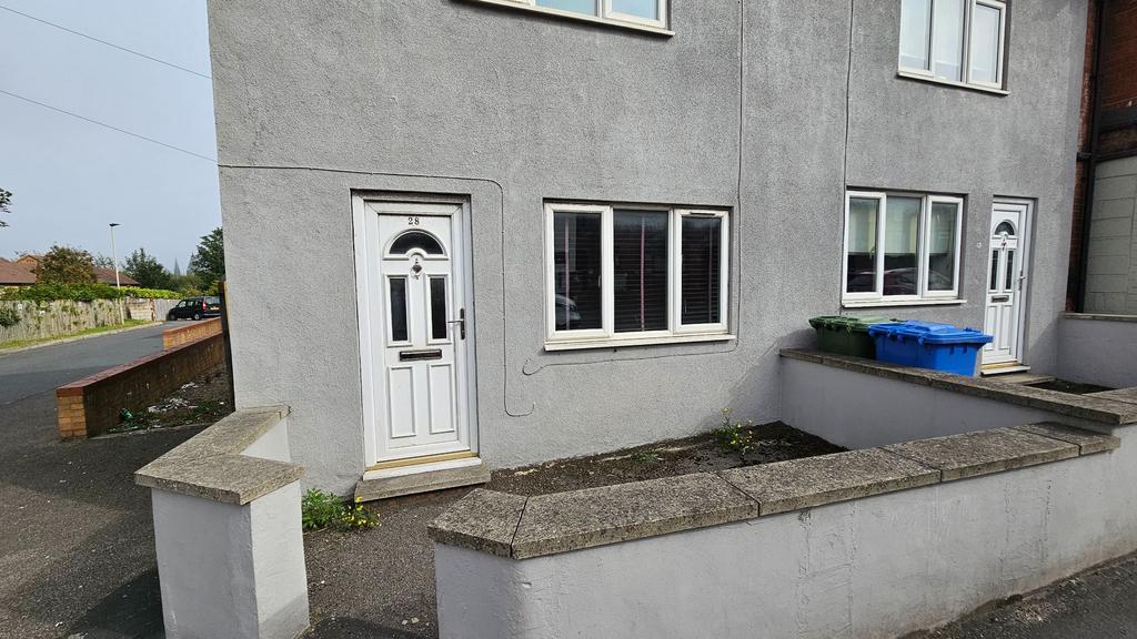 28 Seamer Road 2 bed detached house £725 pcm (£167 pw)