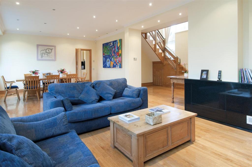 NEVILLE DRIVE, HAMPSTEAD GARDEN SUBURB, N2 5 bed detached house £