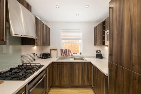 2 Pilgrim Mews, Reigate, RH2 8AH