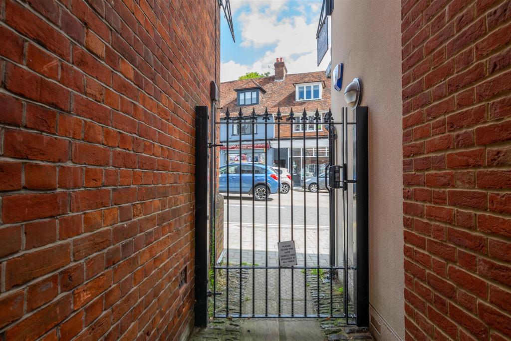 2 Pilgrim Mews externals-3.jpg