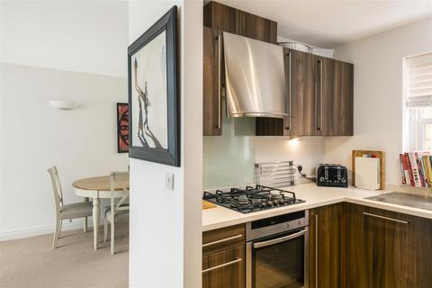 2 Pilgrim Mews, Reigate, RH2 8AH