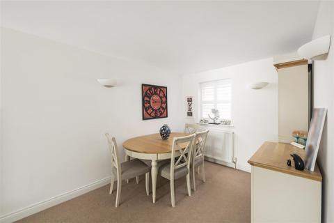 2 Pilgrim Mews, Reigate, RH2 8AH