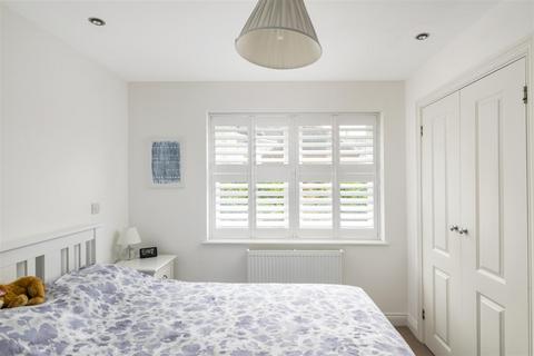 2 Pilgrim Mews, Reigate, RH2 8AH