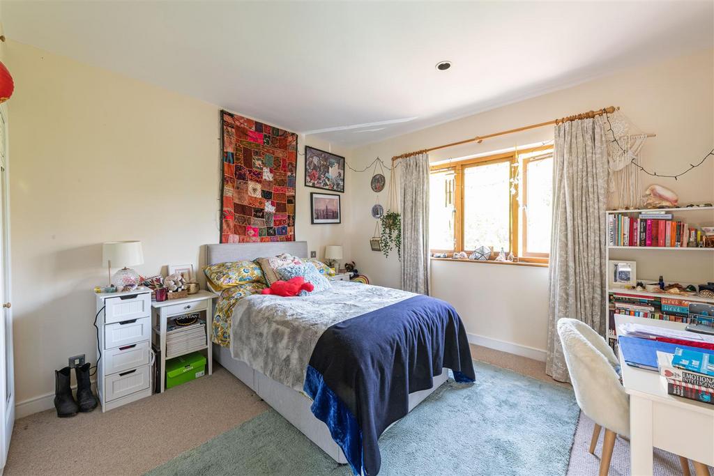 1 Egliston Lawns Bed 2.jpg