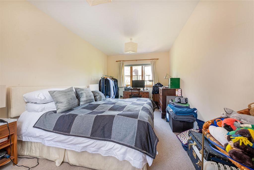 1 Egliston Lawns Bed 1.jpg