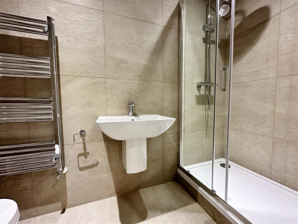 En suite shower room/wc