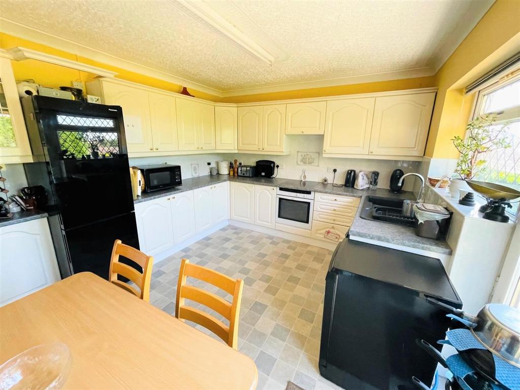 KITCHEN 2.jpg