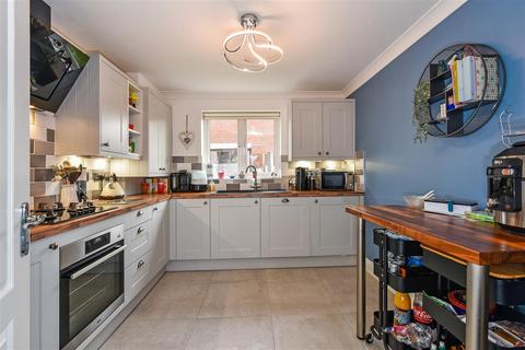 3 bedroom semi-detached house to rent, Cherry Orchard, Whitchurch