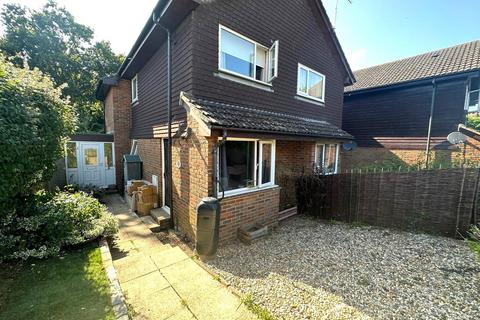 1 bedroom semi-detached house to rent, Ballard Close, Marden