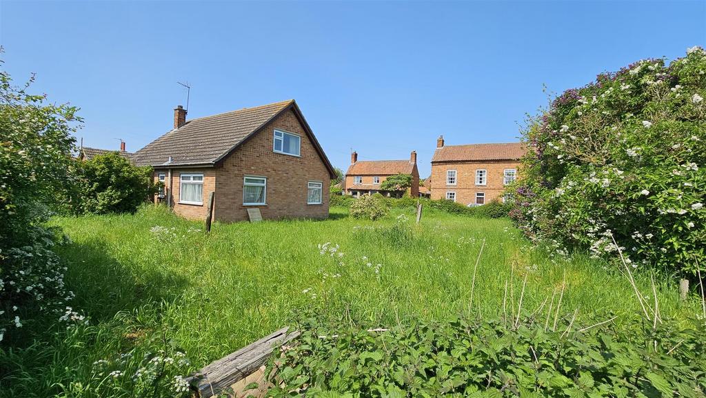 High Street, Bottesford 2 bed property with land £280,000