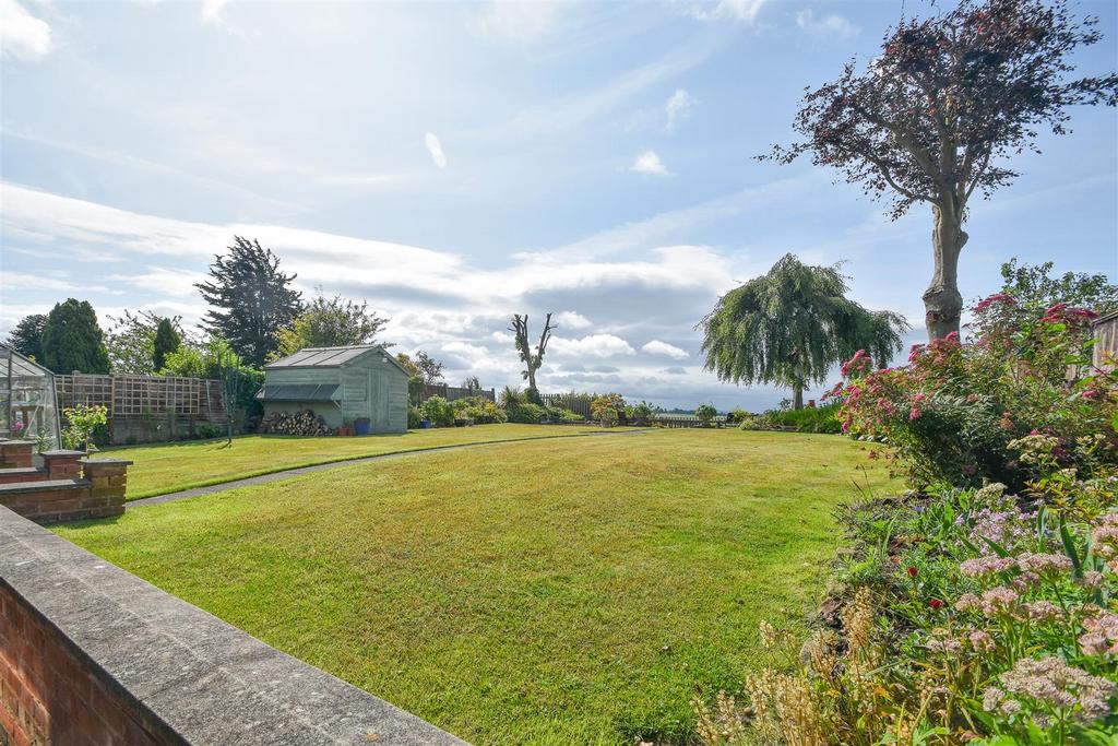 11 Foxlands Avenue, Penn, Wolverhampton 4 bed detached house £450,000