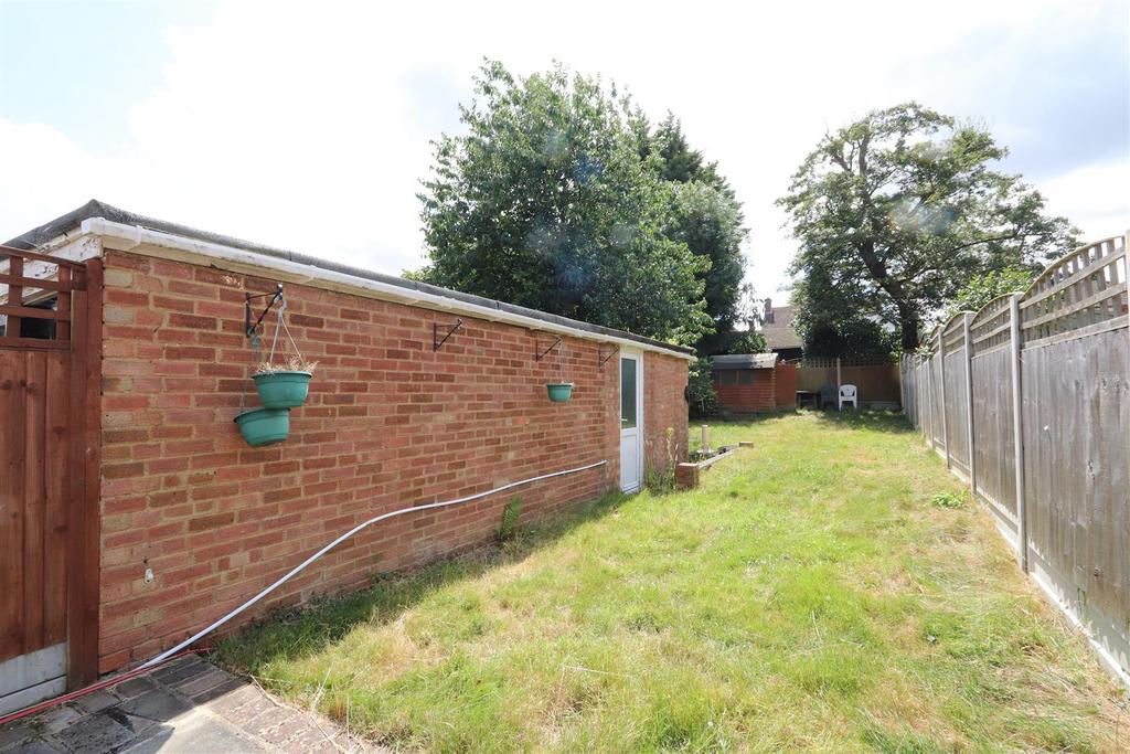 Tennyson Road, Hutton Poets, Brentwood 3 bed semidetached house for