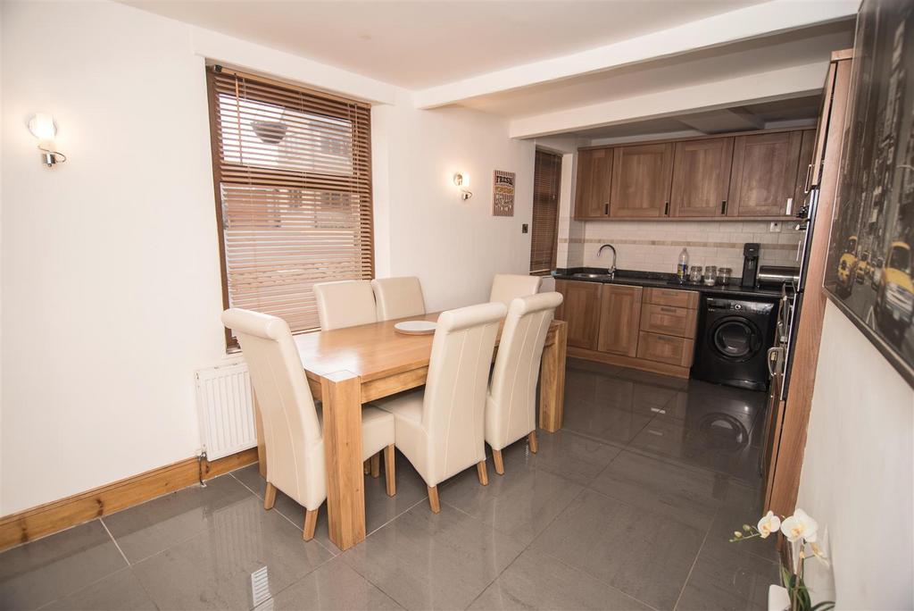 Wood Street, Skelmanthorpe, Huddersfield, HD8 9BN 2 bed terraced house