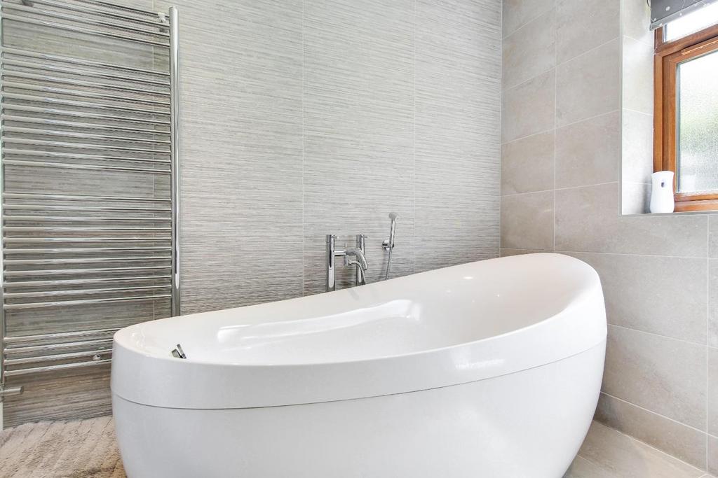 15 Ensuite.jpg