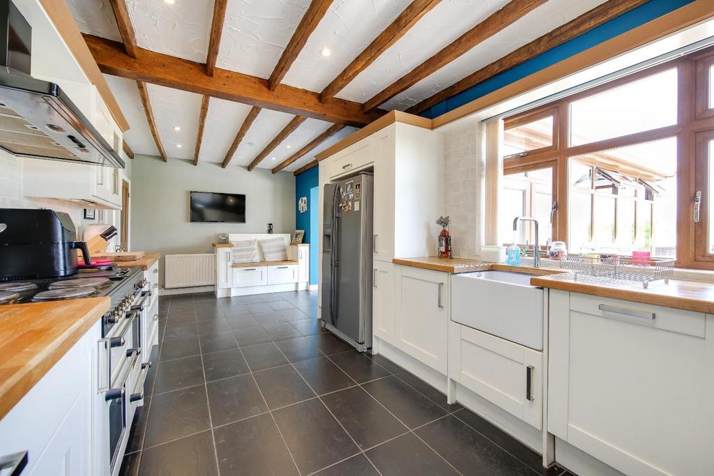 5 Kitchen.jpg