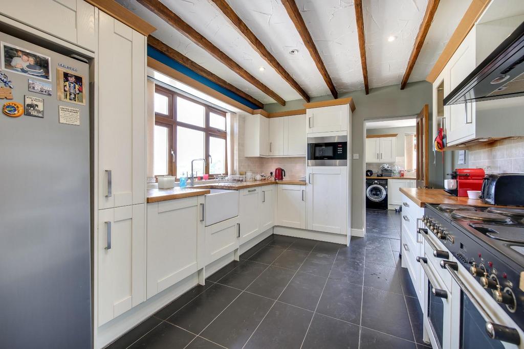 4 Kitchen.jpg