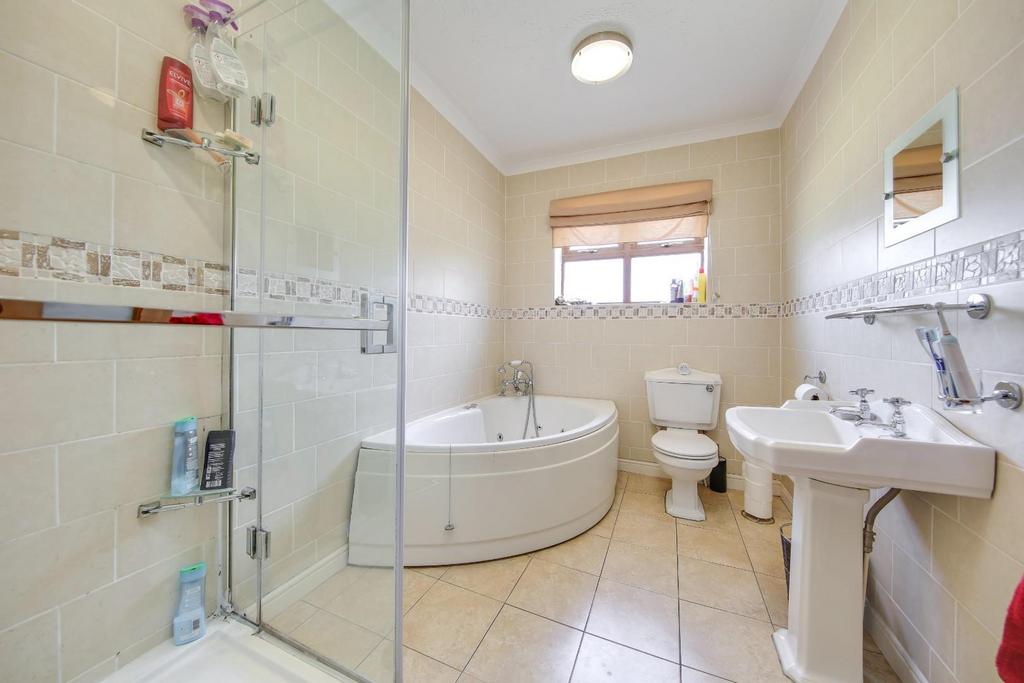 18 Family Bathroom.jpg