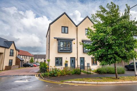 3 bedroom townhouse for sale - Church Road, Old St. Mellons, Cardiff