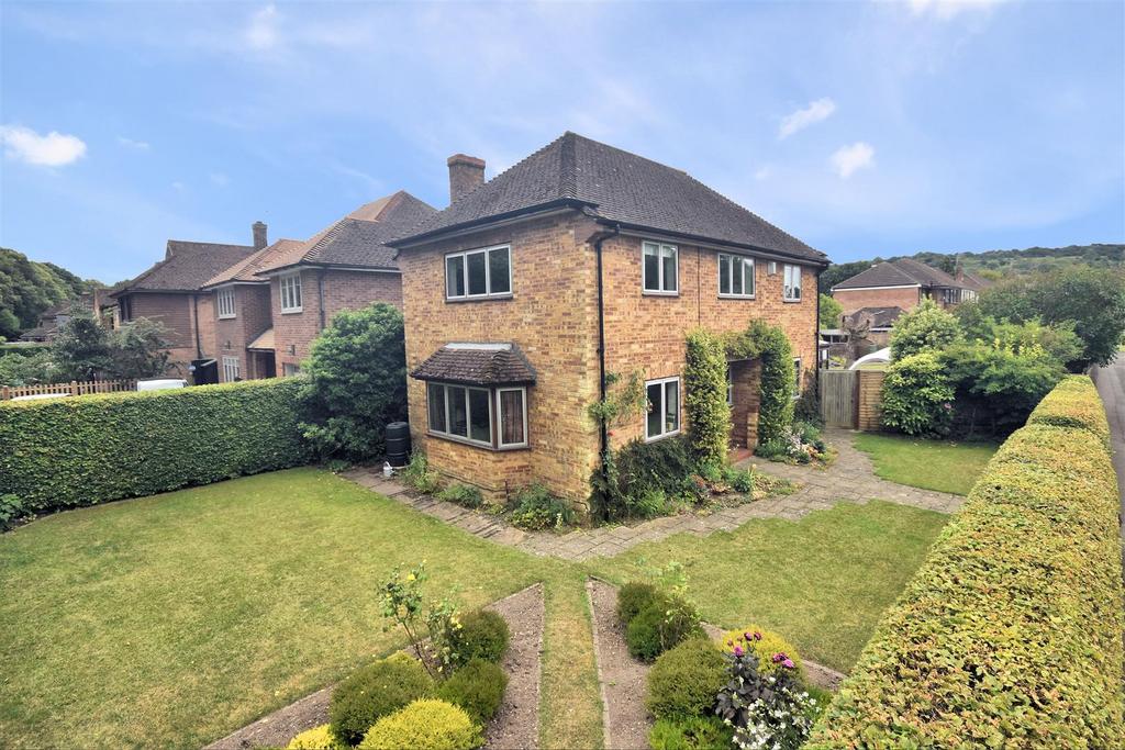 Thornton Crescent, Wendover HP22 4 bed detached house for sale £725,000