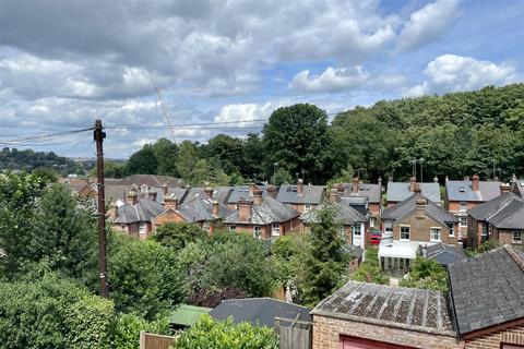 19 Latimer Road, Godalming, GU7 1BW