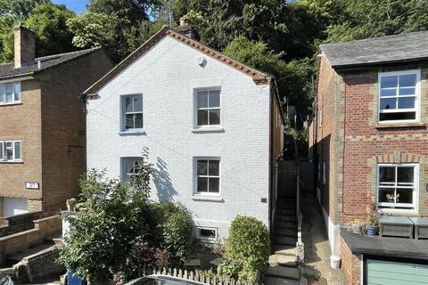19 Latimer Road, Godalming, GU7 1BW