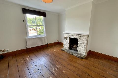 19 Latimer Road, Godalming, GU7 1BW