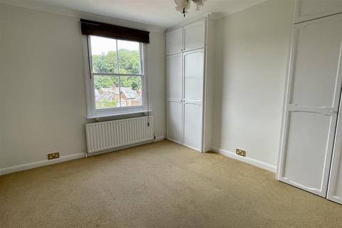 19 Latimer Road, Godalming, GU7 1BW