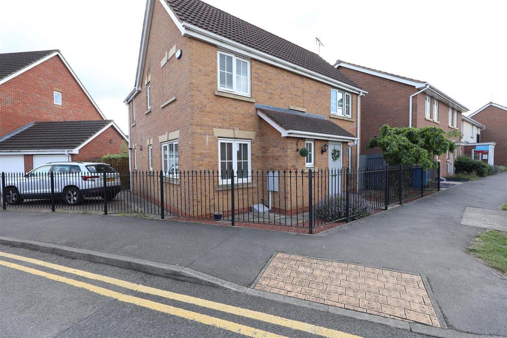 Runnymede Lane, Kingswood, Hull 4 bed detached house for sale £260,000
