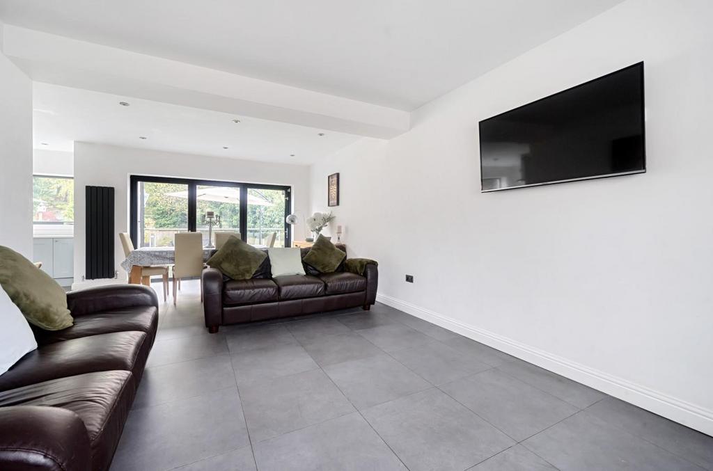 Sefton Drive, Worsley, Manchester 5 bed detached house £4,000 pcm (£