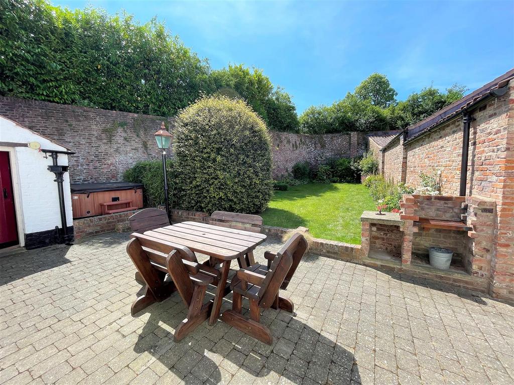 Cross Hill, Hunmanby, Filey 4 bed cottage for sale £500,000