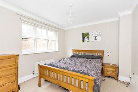 5 Maple Leaf Drive, Sidcup, DA15 8WG