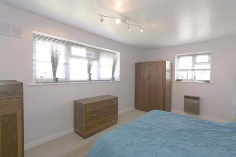 2 bedroom maisonette to rent, Queens Close, Old Windsor, Berkshire, SL4