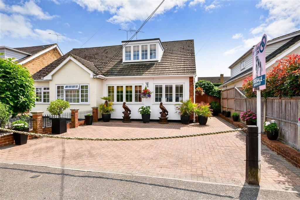 First Avenue, Billericay, Essex 3 bed chalet for sale £550,000